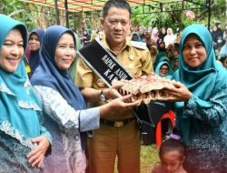 Pj Bupati Kampar Serahkan 10 Ekor Kerbau, 700 Ekor Ayam Sekaligus Sembako Murah di Desa Teratak