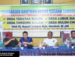 Pj Bupati Kampar Salurkan Sembako Kepada Masyarakat Terdampak Banjir