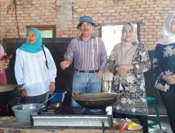 Partai Demokrat Kabupaten Kampar Dirikan Dapur Umum di 3 Kecamatan, Jefry Noer Turut Jadi Juru Masak