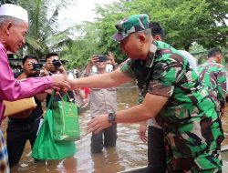 Dengan Meluapnya Sungai Kampar, Danrem 031/WB Tinjau Langsung Warga Yang Terdampak Banjir