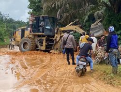 Longsor Sempat Tutup Jalan Lintas Kampar-Rohul, Polisi Langsung Ambil Langkah Membersihkan 