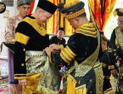 Hambali Dinobatkan Sebagai Payung Panji Adat Datuk Rajo Limbago Pada Momen HUT Kampar ke-74 Tahun 
