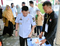 Pj. Bupati Kampar Nyoblos Di TPS 07 Desa Salo Timur