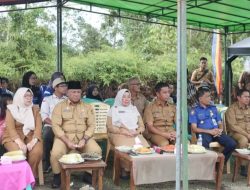 Penjabat Bupati Kampar Tanam Perdana Cabe Besar Bersama Kelompok Tani Mulya Berkah