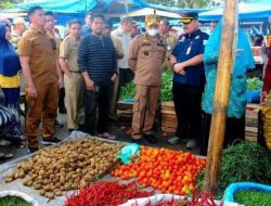 Isu Kenaikan Bahan Pokok di Kampar, Pj Bupati Hambali Langsung Tinjau Pasar Inpres Bangkinang 