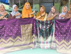 Ketua Umum Dekranasda Kab.Kampar Lakukan Pembinaan Kepada Pengrajin Tenun Songket Kampar