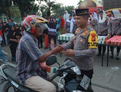 Kapolres Kampar Bersama PJU Polres Kampar Bagi-bagi Takjil untuk Masyarakat di Pos Pam Lapangan Merdeka