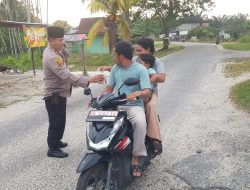 Polsek Siak Hulu Berbagi Takjil Kepada Pengguna Jalan dan Berbuka Puasa Bersama