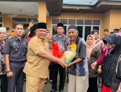 Pj Sekda Kampar Berikan Santunan Kepada Anak Yatim Piatu dan Lansia