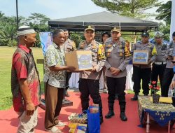 Sambut Idul Fitri 1445 H, Polres Kampar Bagi-bagi Sembako di Alun-alun Desa Tanjung Sawit
