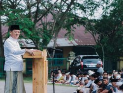 Pj Bupati Kampar Bersama Istri Solat Idul Fitri di Lapangan Pelajar Bangkinang