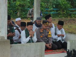 Didampingi Kapolres Kampar, Pj Bupati Kampar Lepas Ziarah Kubur
