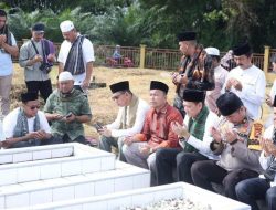 Pj Bupati Kampar Lepas Kegiatan Ziarah Kubur di Desa Uwai