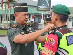 Bagikan Rompi Babinsa Secara Simbolis, Ini Pesan Dandim 0313/Kpr Kepada Babinsa