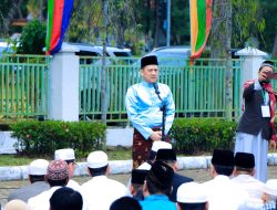 Pj Bupati Kampar Shalat Idul Adha 1445 H dan Serahkan 57 Hewan Kurban