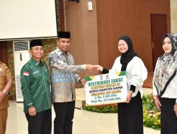 Pj Sekda Kampar Serahkan Distribusi Zakat Baznas Program Kampar Cerdas Bantuan Kuliah S1, S2 dan S1 Kuliah Luar Negeri