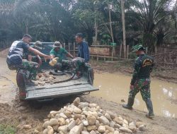 Satgas TMMD ke121 Kodim 0313/KPR Lakukan Pengupasan Badan Jalan dan Pemasangan Cerocok Box Culvert