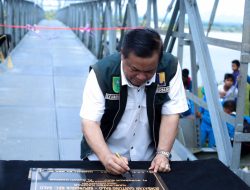 Didampingi Pj Bupati Kampar, Pj Gubri Resmikan Jembatan Gantung Desa Sepungguk