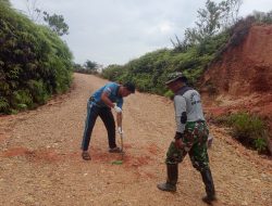 Pemeriksaan Standarisasi Ketebalan Jalan Bersama Petugas PUPR dan Anggota Satgas TMMD