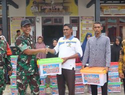 Tim Satgas TMMD Kodim 0313/KPR Bagikan Sembako dan Peralatan Olahraga Kepada Warga Tanjung Belit Selatan