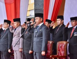 Pj Sekda Kampar Serahkan Penghargaan Satya Lencana Karya Satya Kepada 240 ASN