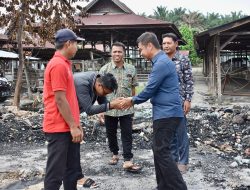 Peduli Antar Sesama, Pj Sekda Kampar Serahkan Bantuan Kebakaran 