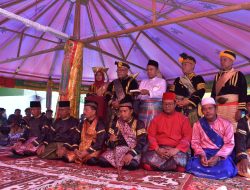 Wakili Pj Bupati, Camat Kampar Hadiri Penobatan Datuk Paduko Majo Kenegerian Air Tiris