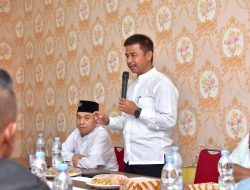 Raih Juara III MTQ Tingkat Nasional, Pj Sekda Serahkan Uang Pembinaan Kepada Qari Asal Kampar