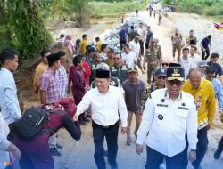 Pj Bupati Kampar Dampingi Pj Gubri Tinjau Pembangunan Jalan dan Jembatan di Salo