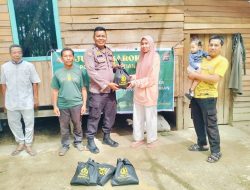 Bhabinkamtibmas Polsek Perhentian Raja Berbagi Kebahagiaan, Berikan Sembako Untuk Warga Kurang Mampu