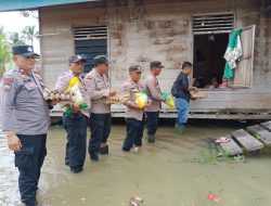 Polsek Kampar Kiri Hilir Salurkan Bantuan Sembako untuk Warga Terdampak Banjir di Desa Mentulik